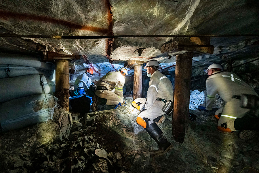 Pic_2_2 Four mine workers crouched in an underground space
